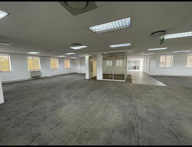 2,422M² OFFICE FOR SALE IN BRYANSTON